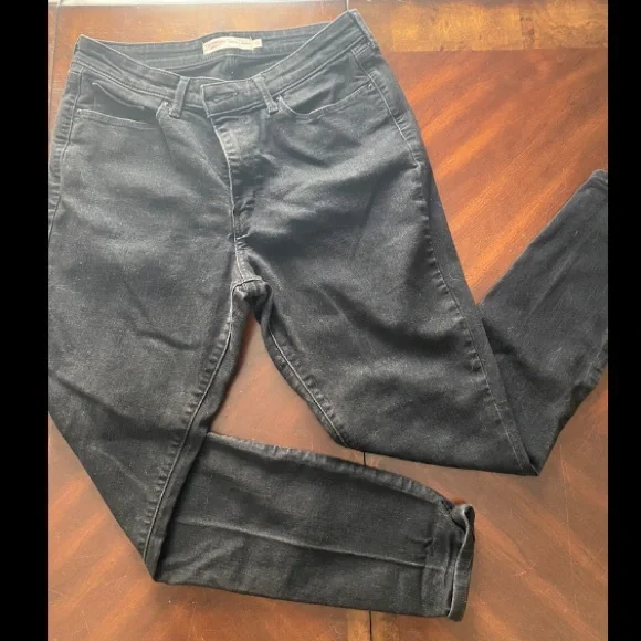 Levies Classic Black Skinny Jeans for Women - Picture 2 of 6